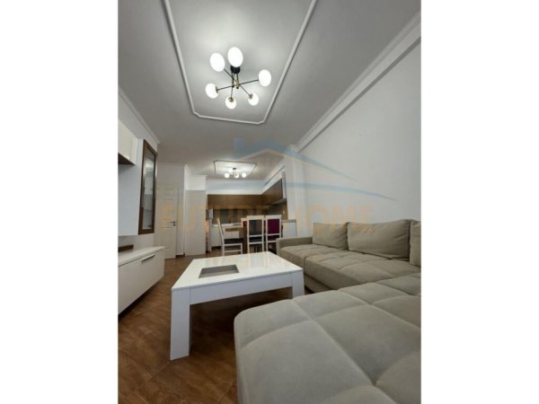 Tirane, jepet me qera apartament 2+1+Ballkon Kati 8, 100 m² 550 € (Prane Rotondos Astir)