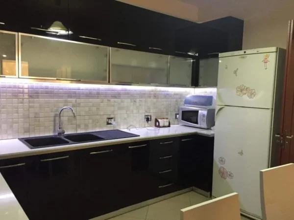 Tirane, jepet me qera apartament 1+1+Aneks+Ballkon Kati 3, 88 m² 400 € (astir)