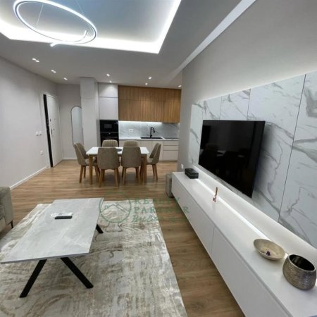 Tirane, jepet me qera apartament 2+1+Ballkon Kati 3, 90 m² 750 € (Perball Kompleksit Delijorgji)