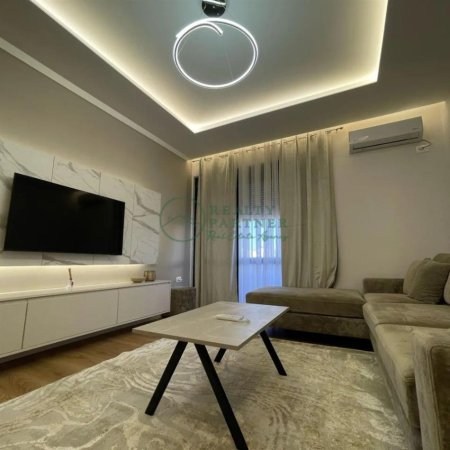 Tirane, jepet me qera apartament 2+1+Ballkon Kati 3, 90 m² 750 € (Perball Kompleksit Delijorgji)