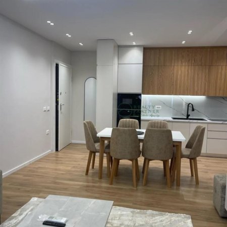 Tirane, jepet me qera apartament 2+1+Ballkon Kati 3, 90 m² 750 € (Perball Kompleksit Delijorgji)