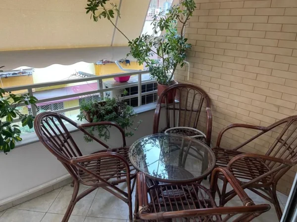 Tirane, jepet me qera apartament 2+1+Ballkon Kati 3, 1.000 m² 850 € 