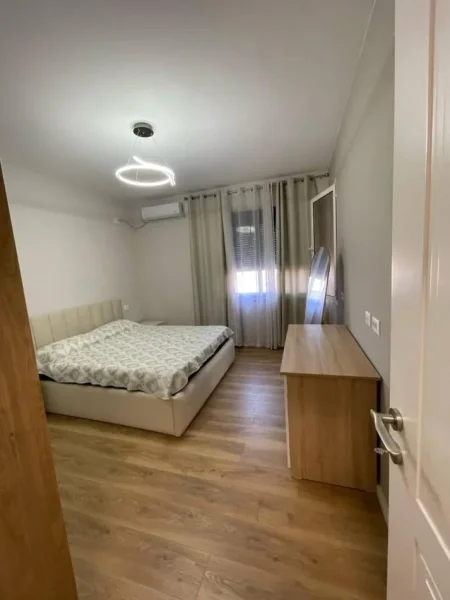 Tirane, jepet me qera apartament 2+1+Ballkon Kati 3, 90 m² 750 € (Perball Kompleksit Delijorgji)