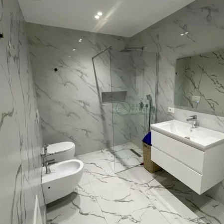 Tirane, jepet me qera apartament 2+1+Ballkon Kati 3, 90 m² 750 € (Perball Kompleksit Delijorgji)