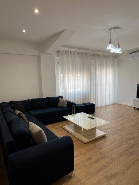 Tirane, jepet me qera apartament 1+1+Aneks Kati 5, 80 m² 400 € (fresk)