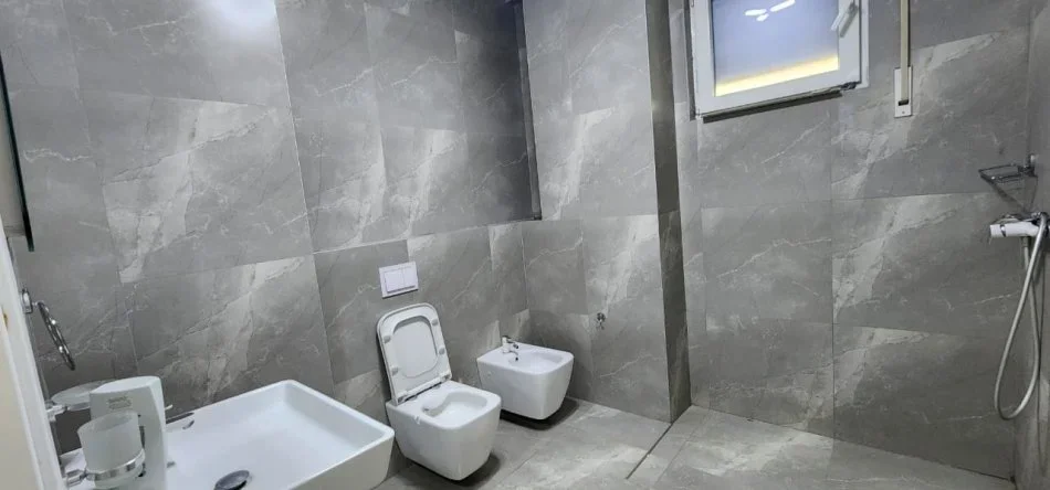 Tirane, shitet apartament 2+1 Kati 1, 160.000 € (kinostudio)