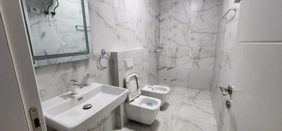 Tirane, shitet apartament 2+1 Kati 1, 160.000 € (kinostudio)