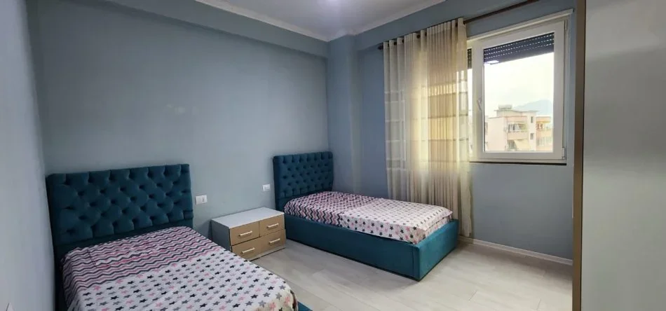 Tirane, shitet apartament 2+1 Kati 1, 160.000 € (kinostudio)