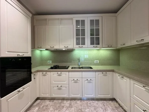 Tirane, jap me qera apartament 1+1+Post Parkimi , 80 m² 850 € (Komuna e Parisit)