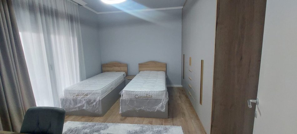 Tirane, jepet me qera apartament 2+1+Ballkon Kati 3, 100 m² 