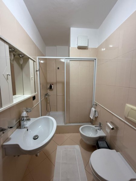 Tirane, jepet me qera apartament 2+1 Kati 6, 140 m² 800 € 