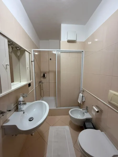 Tirane, jepet me qera apartament 2+1 Kati 6, 140 m² 800 € 