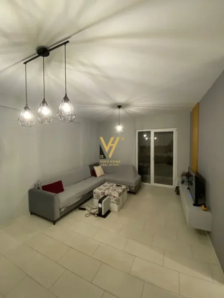 Tirane, jepet me qera apartament 2+1+Ballkon Kati 7, 82 m² 600 € (5 MAJI)