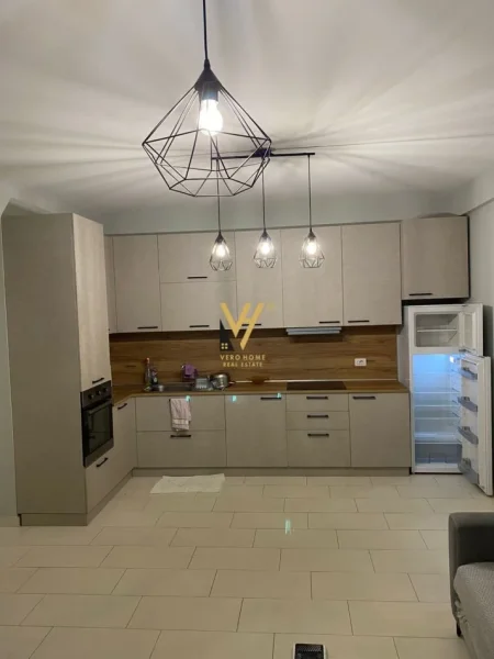 Tirane, jepet me qera apartament 2+1+Ballkon Kati 7, 82 m² 600 € (5 MAJI)