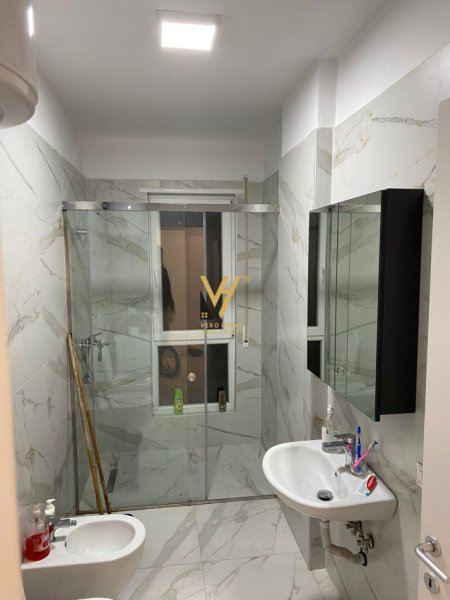 Tirane, jepet me qera apartament 2+1+Ballkon Kati 7, 82 m² 600 € (5 MAJI)