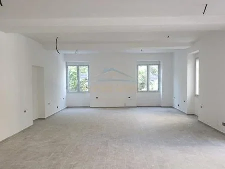 Qera, Njesi Komerciale, prane në Stadiumit Dinamo. AREA51118