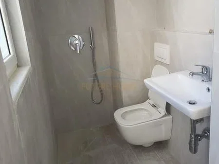 Qera, Njesi Komerciale, prane në Stadiumit Dinamo. AREA51118