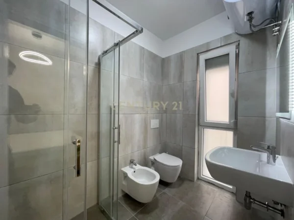 Tirane, jepet me qera apartament 2+1 Kati 1, 87 m² 1.000 € (Liqeni i Thate)