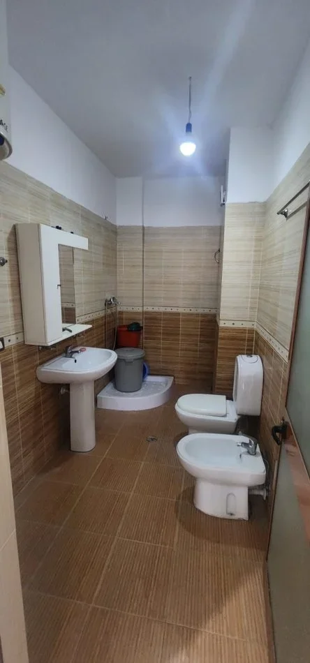Tirane, jepet me qera apartament 2+1 , 90 m² 300 € (fresk)