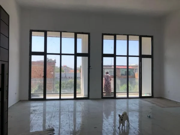 Tirane, jepet me qera dyqan Kati 2, 89 m² 600 € (XHAMLLIK)