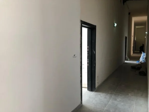 Tirane, jepet me qera dyqan Kati 2, 89 m² 600 € (XHAMLLIK)