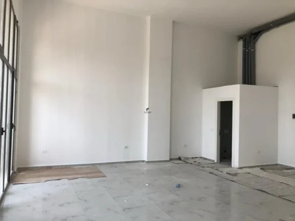 Tirane, shitet dyqan Kati 2, 89 m² 250.000 € (XHAMLLIK)