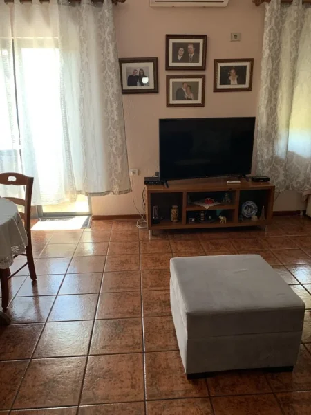 Tirane, jepet me qera apartament 2+1+Aneks+Ballkon Kati 2, 90 m² 450 € (rruga e dibres)