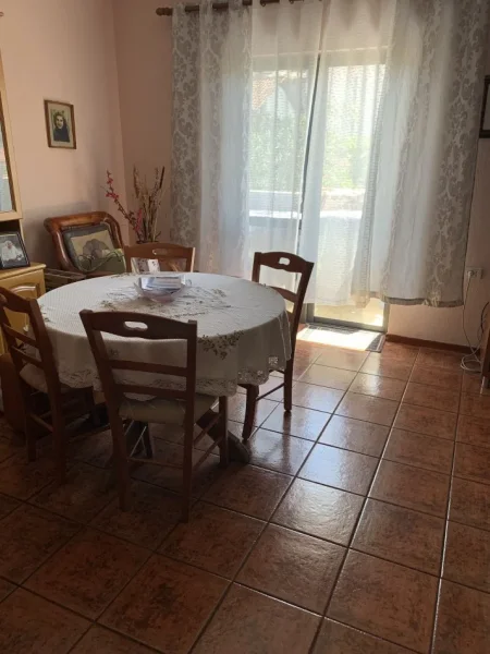 Tirane, jepet me qera apartament 2+1+Aneks+Ballkon Kati 2, 90 m² 450 € (rruga e dibres)