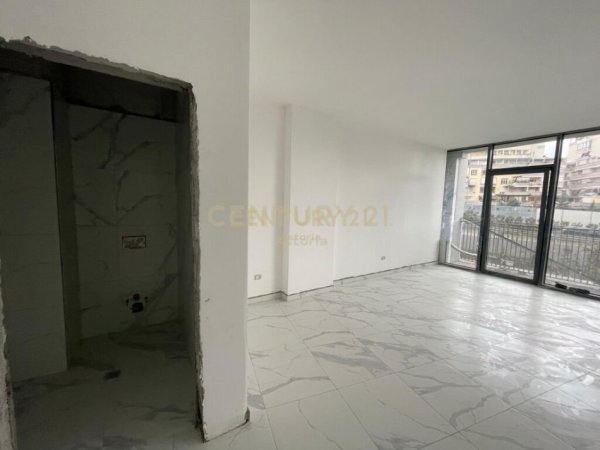 Tirane, jepet me qera ambjent biznesi Kati 1, 68 m² 1.000 € (Lake View)
