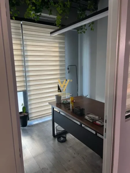 Tirane, jepet me qera zyre Kati 2, 108 m² 1.700 € (SQUARE 21)