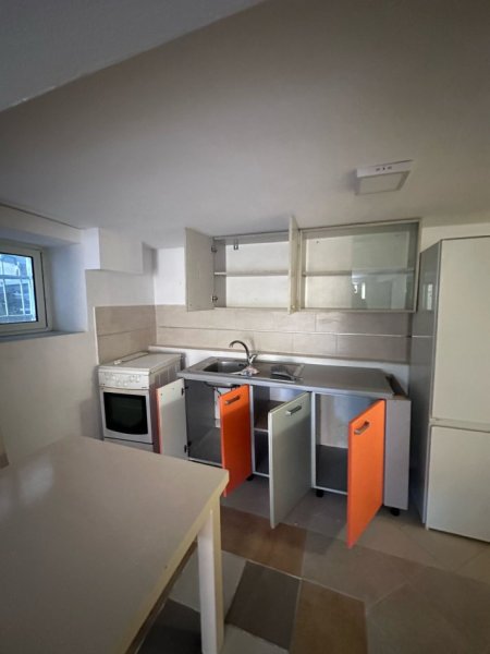 Tirane, jepet me qera garsonier Kati 0, 180 € (Mihal Grameno)