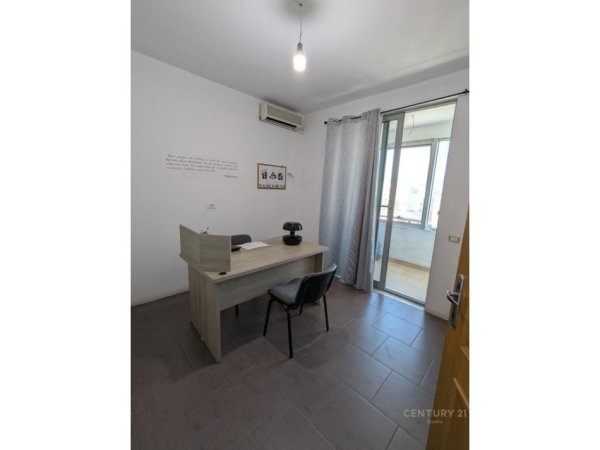 Tirane, jepet me qera zyre Kati 6, 115 m² 900 € (Zogu i Zi)