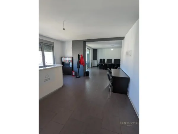 Tirane, jepet me qera zyre Kati 6, 115 m² 900 € (Zogu i Zi)