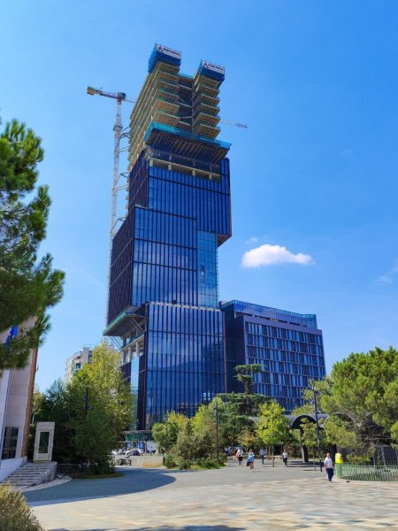 Tirane, jepet me qera ambjent biznesi Kati 3, 859 m² (SYRI I TIRANËS, EYE OF TIRANA)
