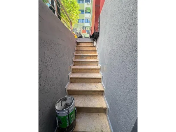 Tirane, shitet dyqan Kati -1, 25 m² 65.000 € (Bllok)