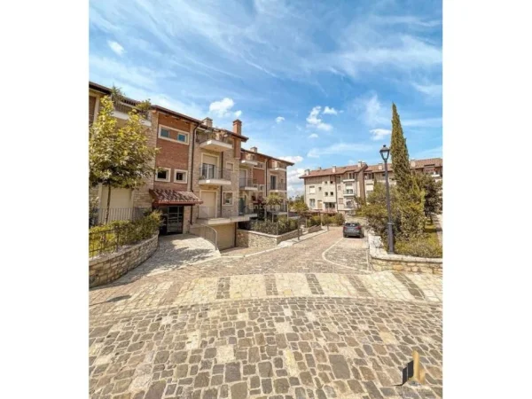 Tirane, jepet me qera apartament 2+1+Ballkon Kati 2, 144 m² 1.400 € (TEG)