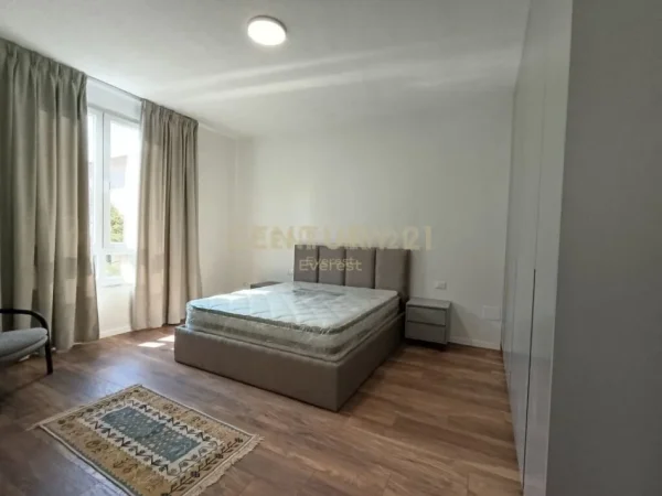 Tirane, jepet me qera apartament 2+1+Aneks+Ballkon Kati 2, 116 m² 800 € (Selvia)