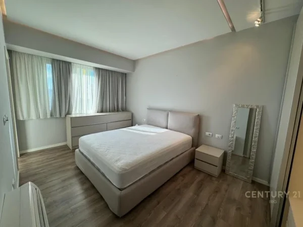 Tirane, jepet me qera apartament 2+1+Aneks+Ballkon Kati 18, 150 m² 1.800 € (AMBASADOR 3)