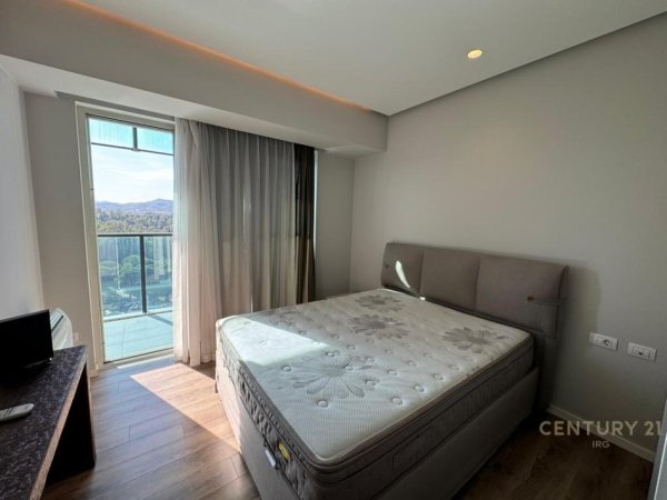 Tirane, jepet me qera apartament 2+1+Aneks+Ballkon Kati 18, 150 m² 1.800 € (AMBASADOR 3)