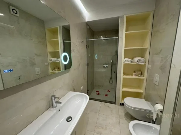 Tirane, jepet me qera apartament 2+1+Aneks+Ballkon Kati 18, 150 m² 1.800 € (AMBASADOR 3)