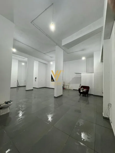 Tirane, jepet me qera lokal Kati 0, 105 m² 900 € (FUSHA E AVIACIONIT)