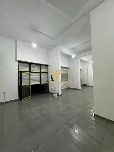 Tirane, jepet me qera lokal Kati 0, 105 m² 900 € (FUSHA E AVIACIONIT)