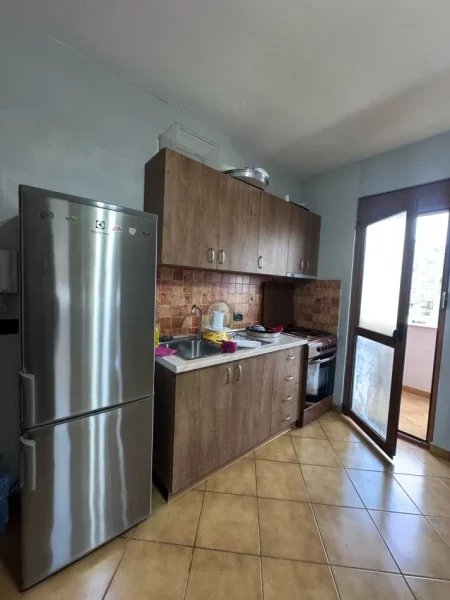 Tirane, jepet me qera apartament 1+1+Ballkon Kati 4, 70 m² 400 € (rruga Don Bosko)