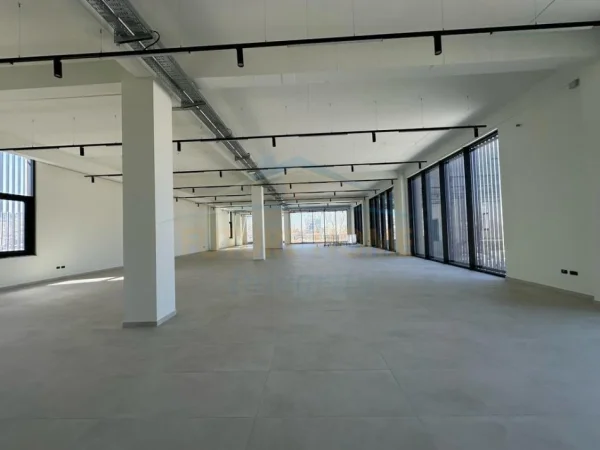 Qera, Godinë Biznesi Multifunksionale, Mëzez, Tiranë.