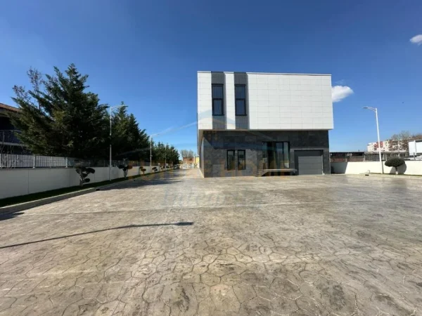 Qera, Godinë Biznesi Multifunksionale, Mëzez, Tiranë.