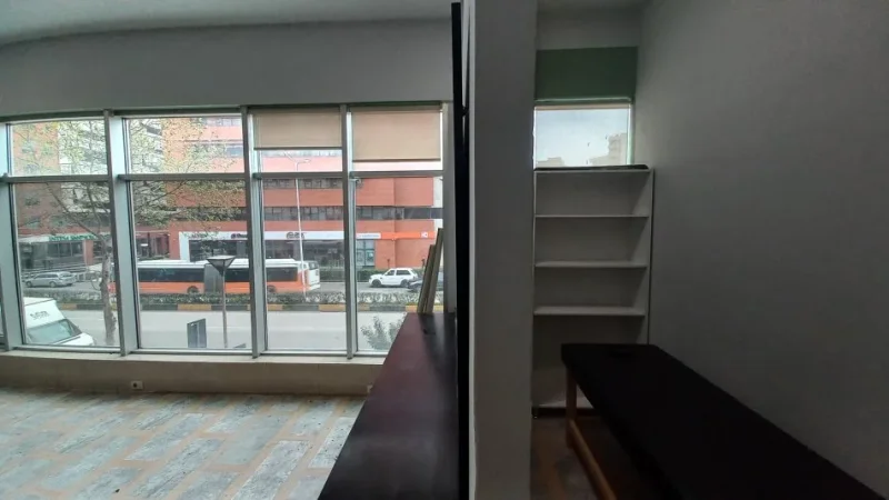 Tirane, jepet me qera ambjent biznesi Kati 2, 50 m² 600 € (Rruga e Kavajes)