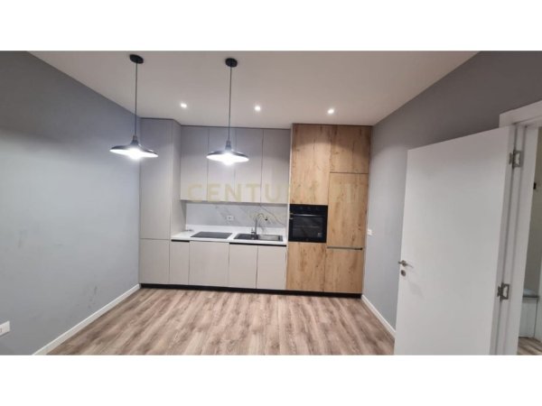 Tirane, jepet me qera apartament 2+1+Aneks+Ballkon Kati 4, 100 m² 800 € (Farmacia 10)