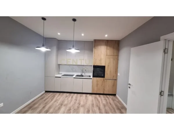 Tirane, jepet me qera apartament 2+1+Aneks+Ballkon Kati 4, 100 m² 800 € (Farmacia 10)
