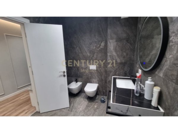 Tirane, jepet me qera apartament 2+1+Aneks+Ballkon Kati 4, 100 m² 800 € (Farmacia 10)