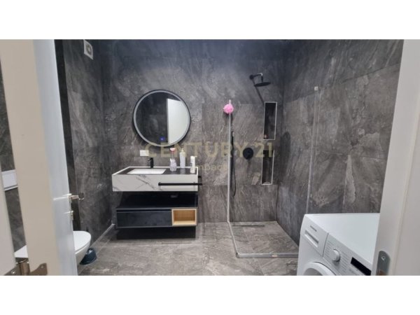 Tirane, jepet me qera apartament 2+1+Aneks+Ballkon Kati 4, 100 m² 800 € (Farmacia 10)
